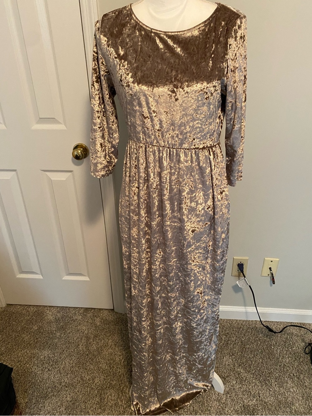 Velvet 3/4 Sleeve Maxi Dress in Champagne Wanna B Brand Size Large EUC
